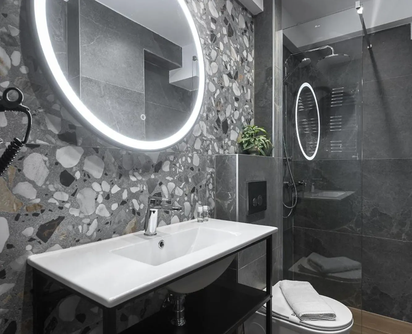 Room8, Nilie Hospitality Mgmt Salonicco